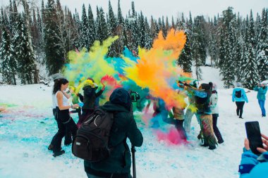 Sheregesh, Kemerovo bölgesi, Rusya-06 Nisan 2019: renkli Holi Tozu atan gençlerin bir grup.