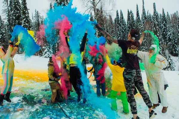 Sheregesh, Kemerovo region, Russia - April 06, 2019: A group of a young people throwing colorful holi powder. — Stock Photo, Image