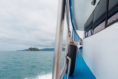Surat Tayland, Tayland - 24 Ocak 2018: Koh Samui ve Koh Samui Adaları'na bir feribot seyahat turistler