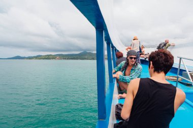 Surat Tayland, Tayland - 24 Ocak 2018: Koh Samui ve Koh Samui Adaları'na bir feribot seyahat turistler