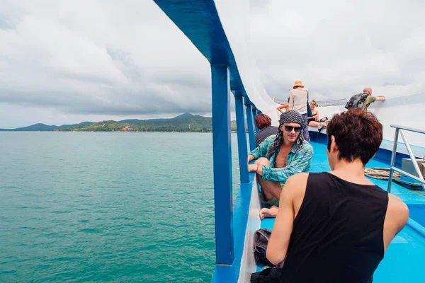 サムイ島、パンガン島へフェリーで旅行スラタニ タイ, タイ - 2018 年 1 月 24 日: 観光客 — ストック写真