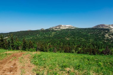 Ufukta kar ile berrak mavi gökyüzü ve dağ ile Yaz dağ manzara.