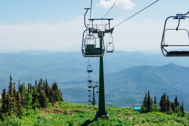 Yaz aylarında telesiyej boş sandalyeler
