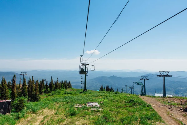 Yaz aylarında telesiyej boş sandalyeler