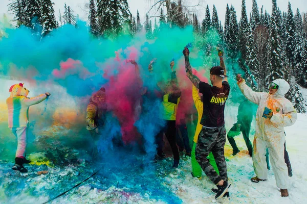 Sheregesh, Kemerovo region, Russia - April 06, 2019: A group of a young people throwing colorful holi powder. — Stock Photo, Image