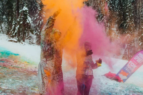 Sheregesh, Kemerovo region, Russia - April 06, 2019: A group of a young people throwing colorful holi powder. — Stock Photo, Image