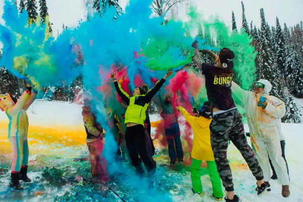 Sheregesh, Kemerovo region, Russia - April 06, 2019: A group of a young people throwing colorful holi powder. — Stock Photo, Image