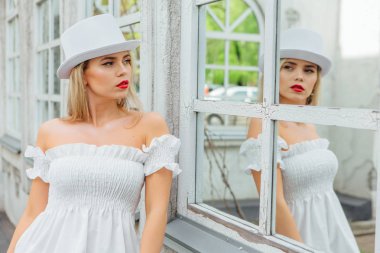 Beyaz silindir şapka seksi modern gelin ayna pencere izliyor