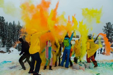 Sheregesh, Kemerovo bölgesi, Rusya-06 Nisan 2019: renkli Holi Tozu atan gençlerin bir grup.
