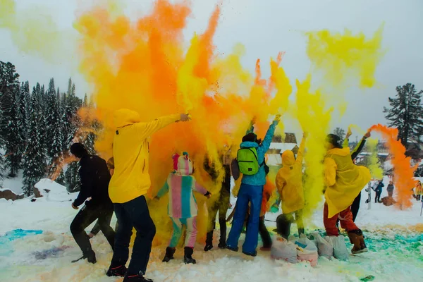 Sheregesh, Kemerovo, Rusland-april 06, 2019: een groep van een jonge mensen gooien kleurrijke Holi poeder. — Stockfoto