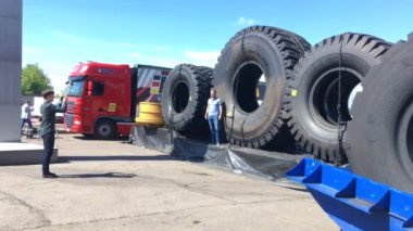 Novokuznetsk, Rusya, 05 Haziran 2019 : Ugol Rossii Madencilik 26. Dev araba Lastikleri Michelin