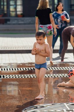 Novokuznetsk, Kemerovo Region, Rusya-04 Ağustos 2018: mutlu çocuklar bir şehir Çeşmesi suda sıçramak ve sıcak bir günde su serin akışları zevk.