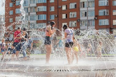 Novokuznetsk, Kemerovo Region, Rusya-04 Ağustos 2018: mutlu çocuklar bir şehir Çeşmesi suda sıçramak ve sıcak bir günde su serin akışları zevk.