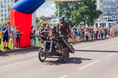 Novokuznetsk, Rusya, 13 Haziran 2019: 7. Şehre retro araba varış.
