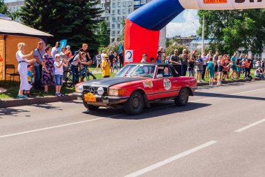 Novokuznetsk, Rusya, 13 Haziran 2019: 7. Şehre retro araba varış.