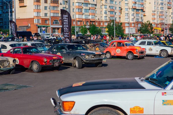 Nowokuźnieck, Rosja, 13 Czerwiec 2019: The 7th Peking do Paris Motor Challenge 2016. Demonstracja samochodów na parkingu w pobliżu parku retro. — Zdjęcie stockowe