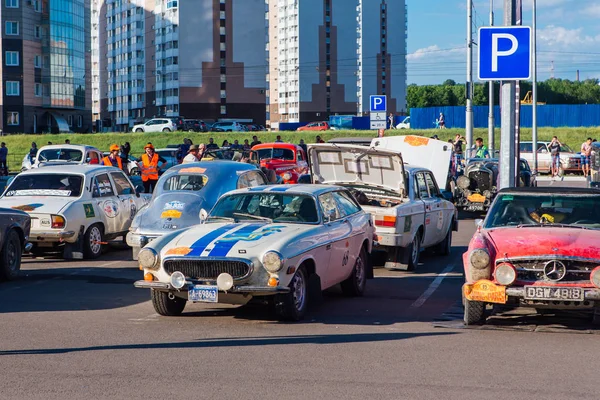 Novokuznetsk, Rusia, 13 de junio de 2019: El 7º Desafío del Automóvil de Pekín a París 2016. Demostración de coches en el aparcamiento cerca del parque retro . — Foto de Stock