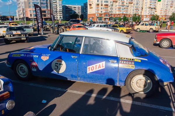 Novokuznetsk, Russie, 13 juin 2019 : 7e édition du Beijing to Paris Motor Challenge 2016. Démonstration de voitures sur le parking près du parc rétro . — Photo
