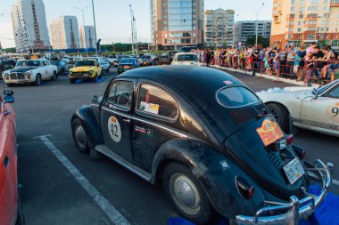 Novokuznetsk, Rusya, 13 Haziran 2019: 7. Retro park yakınındaki otoparkta araba gösterimi.