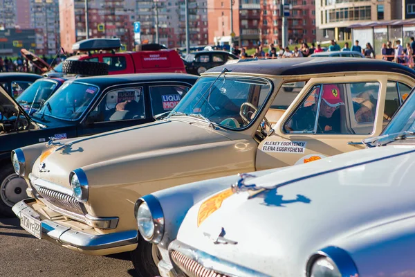 Novokuznetsk, Rusia, 13 de junio de 2019: El 7º Desafío del Automóvil de Pekín a París 2016. Demostración de coches en el aparcamiento cerca del parque retro . — Foto de Stock