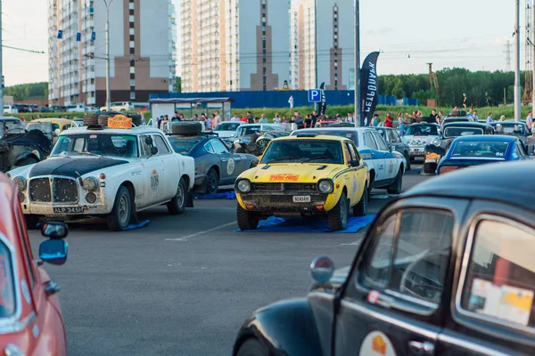 Novokuznetsk, Rusia, 13 de junio de 2019: El 7º Desafío del Automóvil de Pekín a París 2016. Demostración de coches en el aparcamiento cerca del parque retro . — Foto de Stock