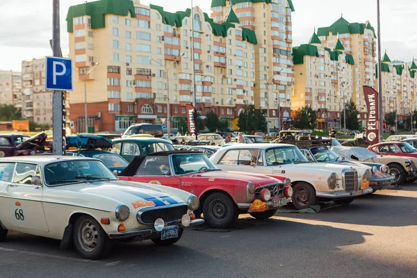 Novokuznetsk, Rusia, 14 de junio de 2019: El 7º Desafío de Pekín a París 2016. Demostración de coches en el aparcamiento cerca del parque retro . — Foto de Stock