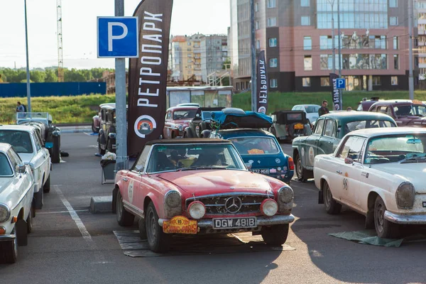 Novokuznetsk, Rusia, 14 de junio de 2019: El 7º Desafío de Pekín a París 2016. Demostración de coches en el aparcamiento cerca del parque retro . — Foto de Stock