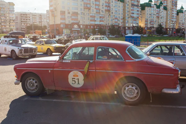 Novokuznetsk, Rusia, 14 de junio de 2019: El 7º Desafío de Pekín a París 2016. Demostración de coches en el aparcamiento cerca del parque retro . — Foto de Stock