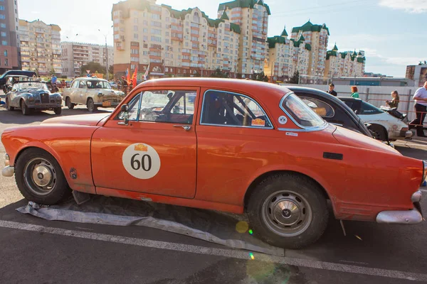 Novokuznetsk, Russie, 14 juin 2019 : 7e édition du Beijing to Paris Motor Challenge 2016. Démonstration de voitures sur le parking près du parc rétro . — Photo