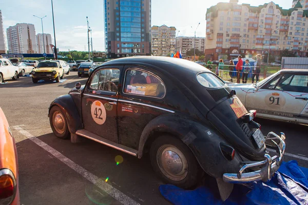 Novokuznetsk, Rusia, 14 de junio de 2019: El 7º Desafío de Pekín a París 2016. Demostración de coches en el aparcamiento cerca del parque retro . — Foto de Stock