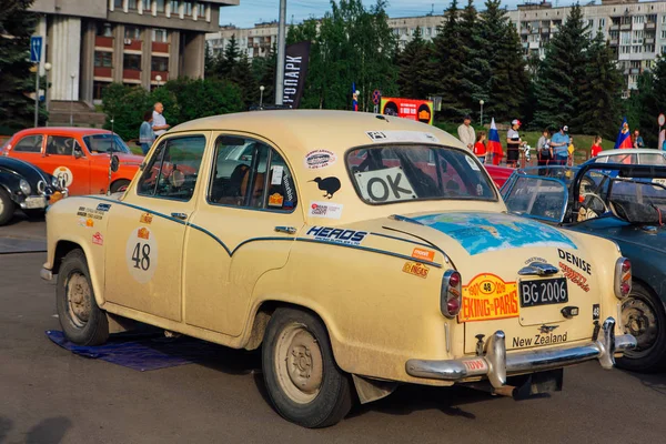 Novokuznetsk, Rusia, 14 de junio de 2019: El 7º Desafío de Pekín a París 2016. Demostración de coches en el aparcamiento cerca del parque retro . — Foto de Stock