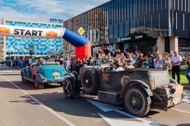 Novokuznetsk, Rusya, 13 Haziran 2019: 7. Bentley 4 Le Mans şehirden ayrılıyor ve nex ralli aşamasına gidiyor.