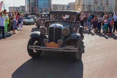 Novokuznetsk, Rusya, 13 Haziran 2019: 7. Chrysler Cm 6 1931 şehirden ayrılıyor ve rallinin başka bir aşamasına geçiyor.