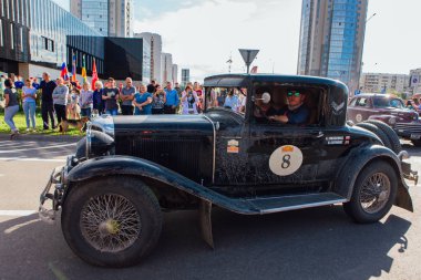 Novokuznetsk, Rusya, 13 Haziran 2019: 7. Chrysler Cm 6 1931 şehirden ayrılıyor ve rallinin başka bir aşamasına geçiyor.