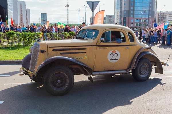 Novokuznetsk, Rusia, 13 de junio de 2019: El 7º Desafío del Automóvil de Pekín a París 2019. Chevrolet Fangio Coupe 1936 sale de la ciudad y va a otra etapa de rally . — Foto de Stock