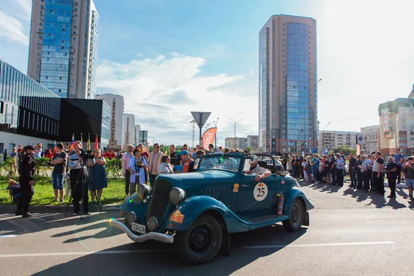 Novokuznetsk, Russia, 13 June 2019: The 7th Peking to Paris Motor Challenge 2019. Hudson Terraplane Convertible 1934 leaving the city and going to next stage of rally. — Stock Photo, Image