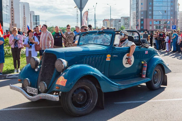Novokuznetsk, Rusya, 13 Haziran 2019: 7. Hudson Terraplane Cabrio 1934 şehirden ayrılıyor ve rallinin bir sonraki aşamasına geçiyor.