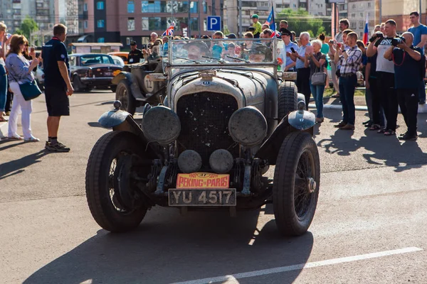 Novokuznetsk, Rusia, 13 de junio de 2019: El 7º Desafío del Automóvil de Pekín a París 2019. Bentley 4 Le Mans sale de la ciudad y va a la etapa de anexo del rally . — Foto de Stock