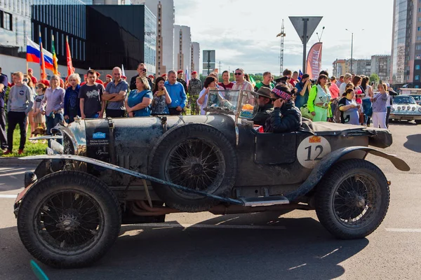 Novokuznetsk, Rusia, 13 de junio de 2019: El 7º Desafío del Automóvil de Pekín a París 2019. Bentley Super Sports 1925 abandona la ciudad y pasa a la siguiente etapa del rally . — Foto de Stock