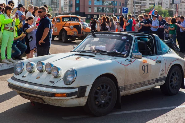 Novokuznetsk, Rusia, 13 de junio de 2019: El 7º Desafío del Automóvil de Pekín a París 2019. Porsche 911 Targa 1975 saliendo de la ciudad y pasando a la siguiente etapa del rally . — Foto de Stock