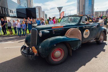 Novokuznetsk, Rusya, 13 Haziran 2019: 7. Cadillac 60 Serisi 1937 şehirden ayrılıyor ve rallinin bir sonraki aşamasına geçiyor.
