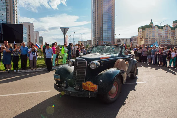 Novokuznetsk, Russia, 13 June 2019: The 7th Peking to Paris Motor Challenge 2019. Cadillac 60 Series 1937 leaving the city and going to next stage of rally. — Stock Photo, Image