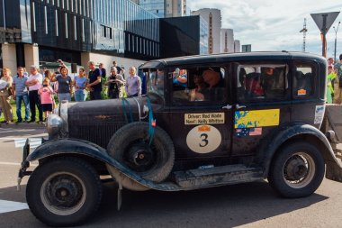 Novokuznetsk, Rusya, 13 Haziran 2019: 7. Ford Model A 1930 şehirden ayrılıyor ve rallinin bir sonraki aşamasına geçiyor.
