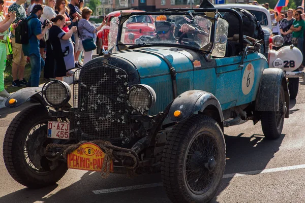 Novokuznetsk, Rusia, 13 de junio de 2019: El 7º Desafío del Automóvil de Pekín a París 2019. Ford Model A 1930 sale de la ciudad y pasa a la siguiente etapa del rally . — Foto de Stock