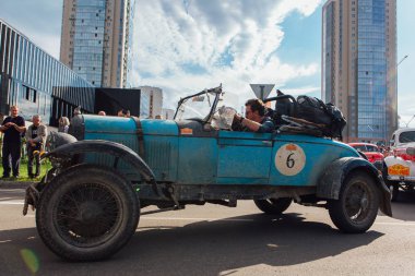 Novokuznetsk, Rusya, 13 Haziran 2019: 7. Chrysler 70 Roadster 1927 şehirden ayrılıyor ve rallinin bir sonraki aşamasına geçiyor.