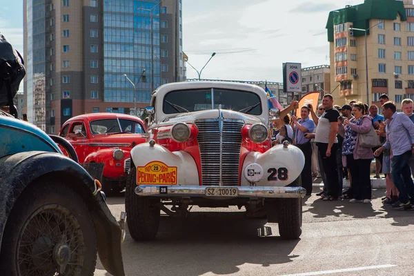 Novokuznetsk, Rusia, 13 de junio de 2019: El 7º Desafío del Automóvil de Pekín a París 2019. Chevrolet Fangio Coupe 1938 saliendo de la ciudad y pasando a la siguiente etapa del rally . — Foto de Stock