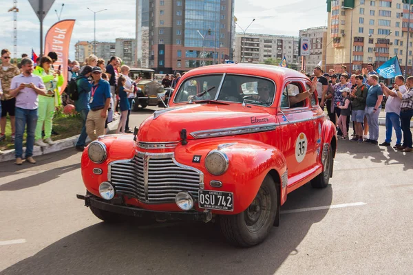 Novokuznetsk, Rusia, 13 de junio de 2019: El 7º Desafío del Automóvil de Pekín a París 2019. Chevrolet Super Deluxe Coupe 1941 saliendo de la ciudad y yendo a otra etapa del rally . — Foto de Stock