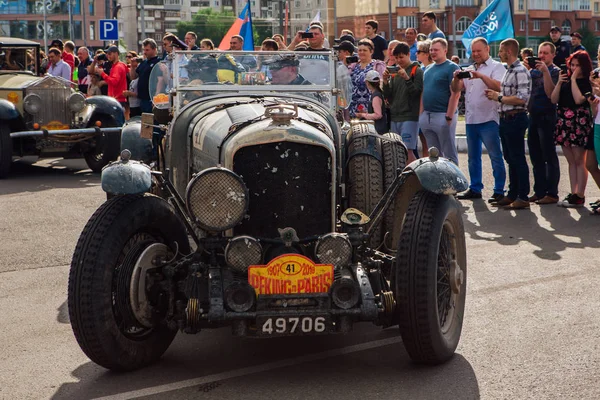 Novokuznetsk, Rusia, 13 de junio de 2019: El 7º Desafío del Automóvil de Pekín a París 2019. Bentley Speed 8 1949 sale de la ciudad y va a otra etapa del rally . — Foto de Stock