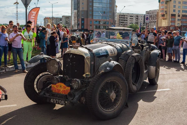 Novokuznetsk, Rusia, 13 de junio de 2019: El 7º Desafío del Automóvil de Pekín a París 2019. Bentley Speed 8 1949 sale de la ciudad y va a otra etapa del rally . — Foto de Stock