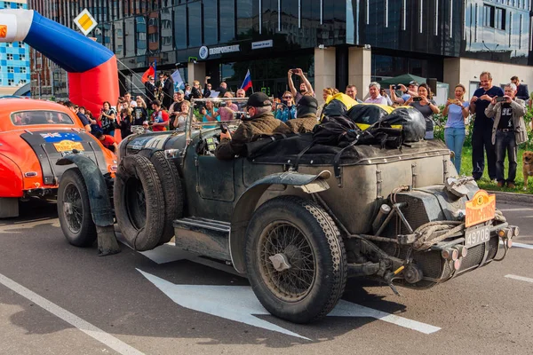 Novokuznetsk, Rusia, 13 de junio de 2019: El 7º Desafío del Automóvil de Pekín a París 2019. Bentley Speed 8 1949 sale de la ciudad y va a otra etapa del rally . — Foto de Stock